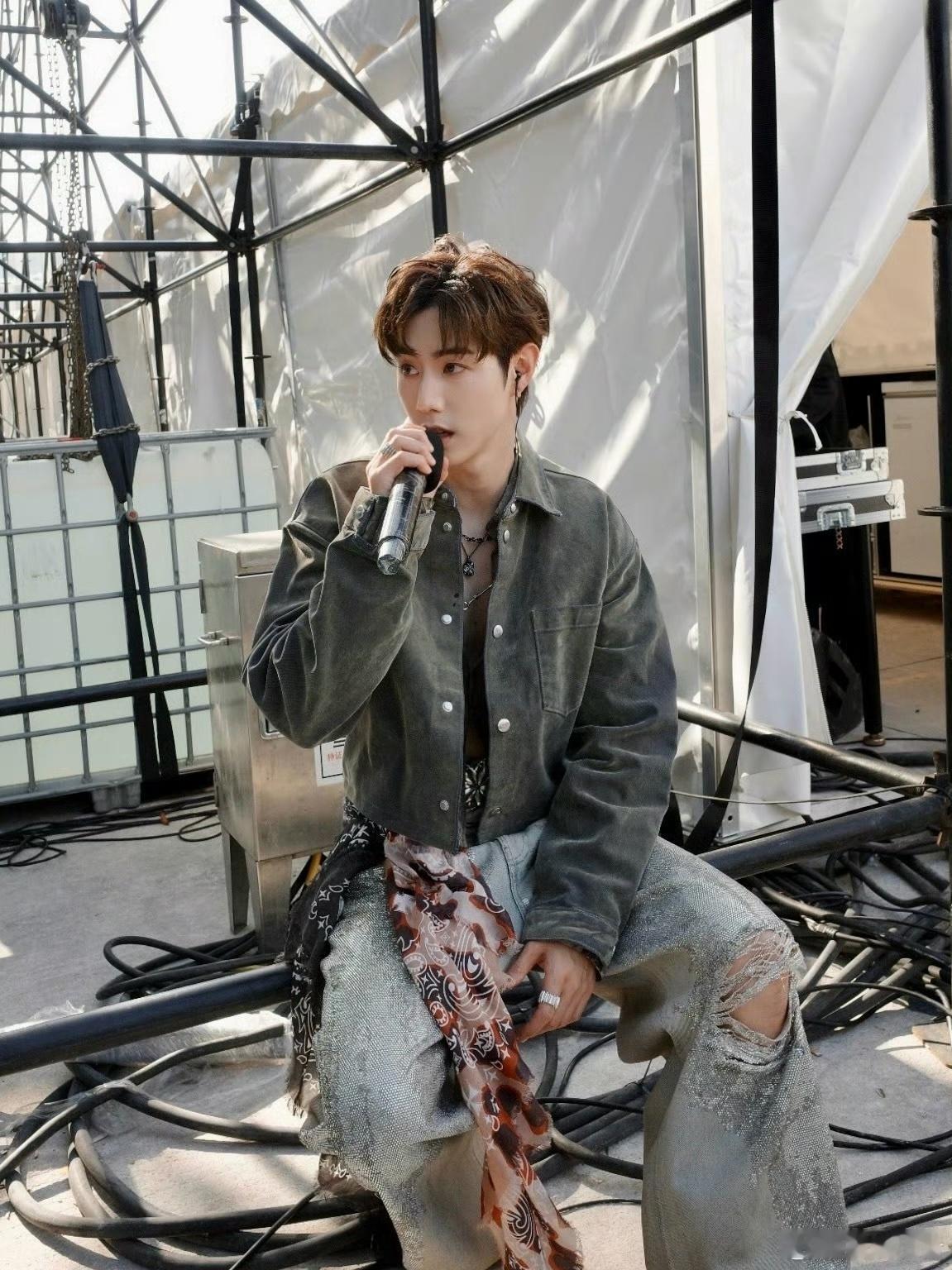 段宜恩这波跨时空温柔杀谁顶得住💘！芭莎之夜误拿工作本暖心归还，十二周年精准翻牌