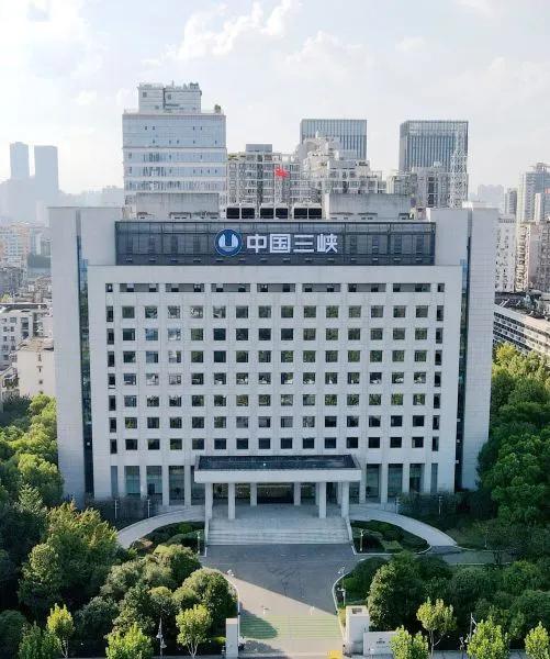 在这个蔚蓝星球上，长江以其浩荡千里、奔腾不息的姿态，独自蜿蜒于中国大地，成为自然