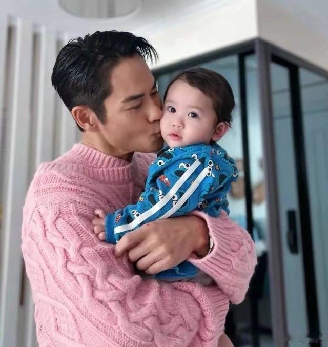 郑嘉颖保养的真好。他只比岳父小几岁而已，但却看起来像两辈儿人。郑嘉颖比老婆大22