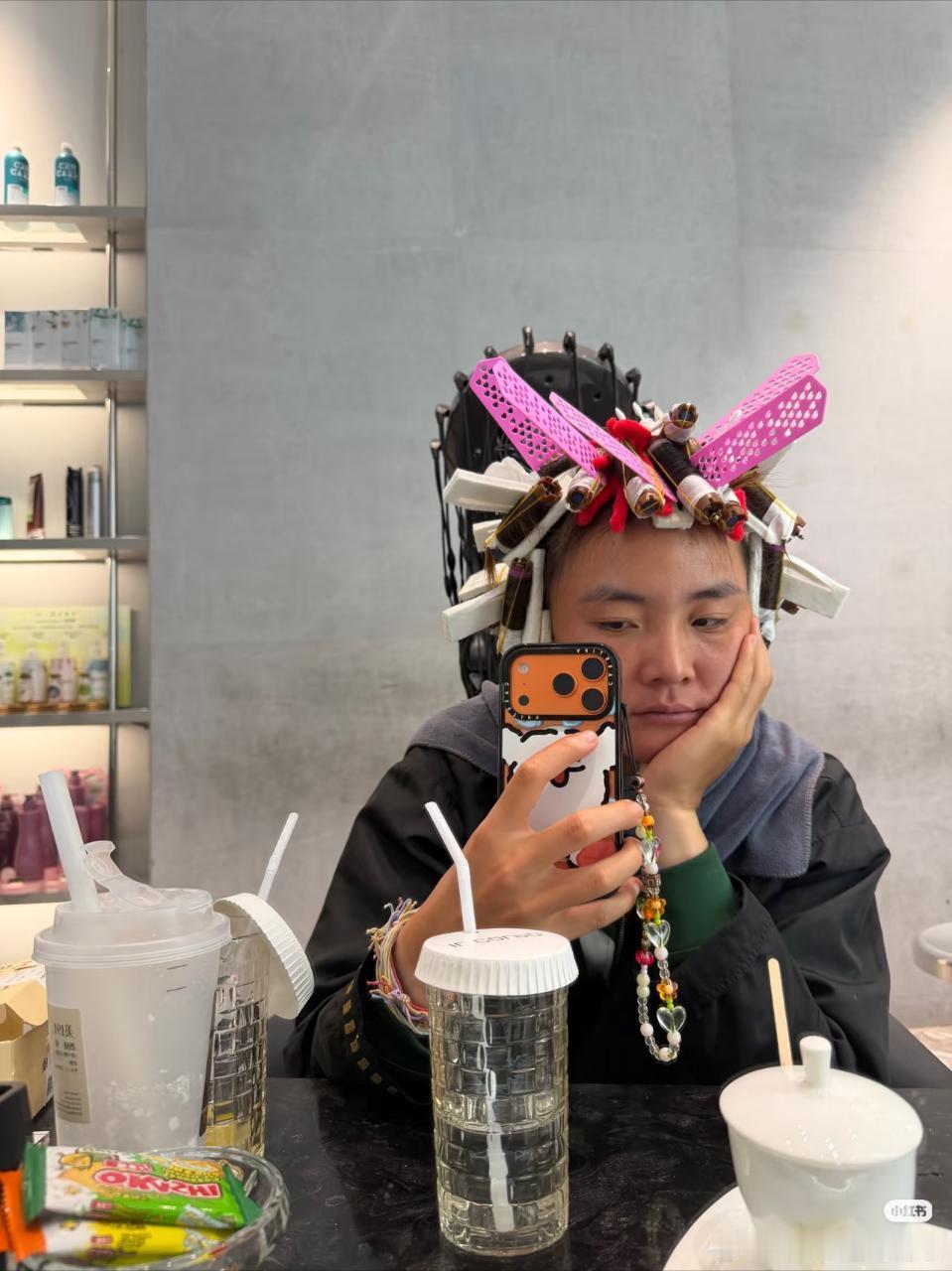 袁悦又点喜茶了袁悦在进行头发矫正，顺便点了杯酷似喜茶的奶茶🥤这很澳网澳网202