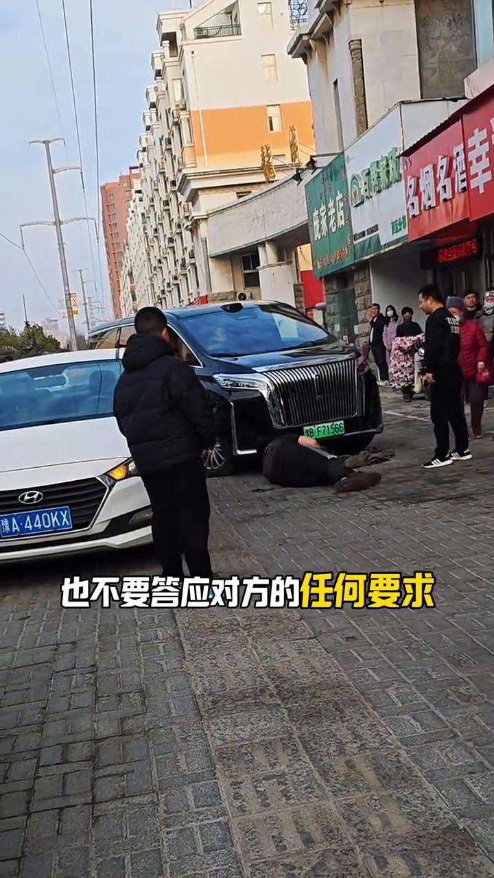 开车遇到碰瓷的怎么办？
你会选择装作看不见直接转过去，还是选择给钱了事？我告诉你