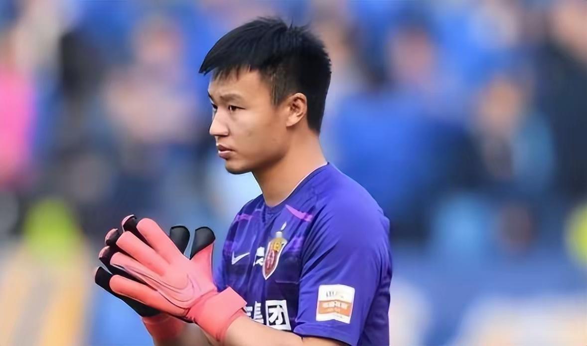 穆斯卡特本轮首发门将会不会用陈威替换颜骏凌吗？斯卢茨基也是把国门马镇放在替补席！