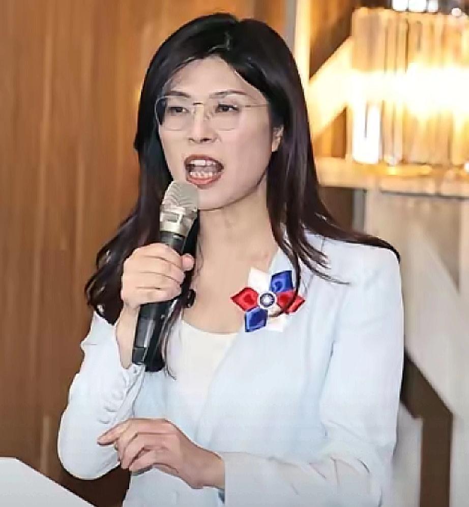 郑丽文在接受日媒专访时霸气反问:如果台湾可以有倡导“台独”的自由，为何我们不能拥