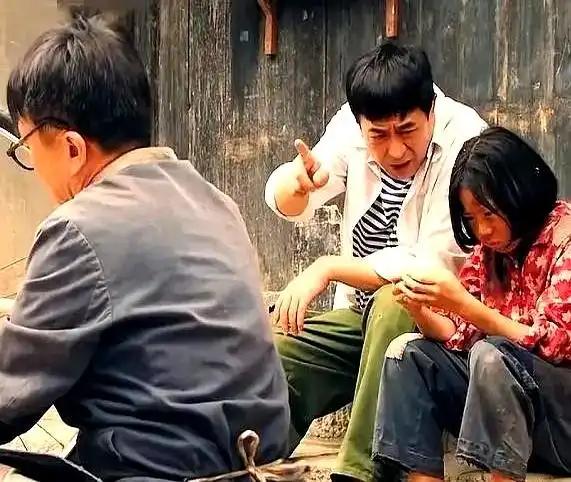 易青娥被廖耀辉撕开旧褂子的时候，她没有喊。 
她只是盯着灶台上锅盖的水珠，一滴一