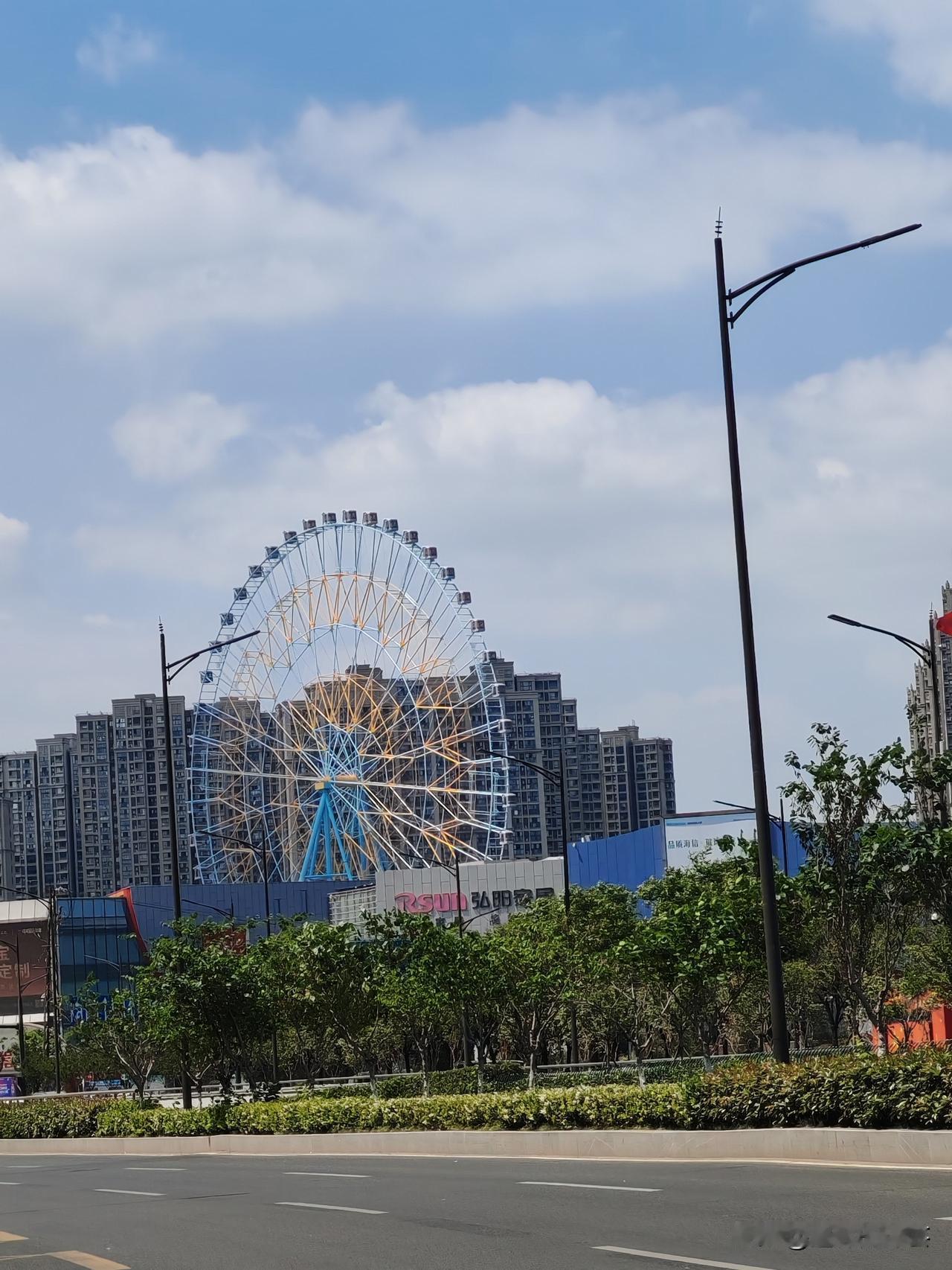 这天儿是真热啊，抬头看看天，蓝得晃眼，大朵大朵的云就那么懒懒飘在半空。
 
远远
