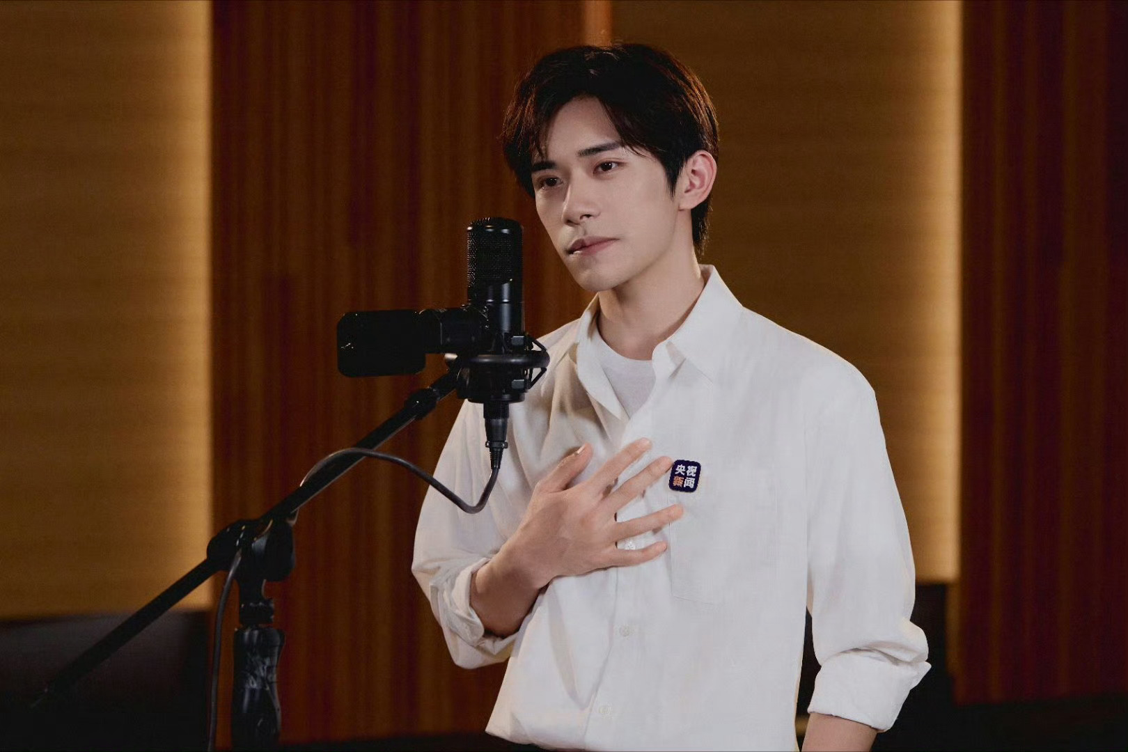 易烊千玺生图一绝！没得反驳！[哇]#易烊千玺一组时光花絮照# ​​​