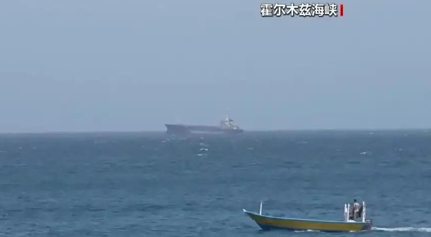 5月2日，伊朗议会副议长阿里·尼克扎德站在霍尔木兹海峡边，面对采访时语气坚定。