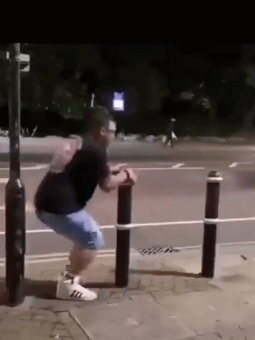 这裤子质量显然不行
兜不住