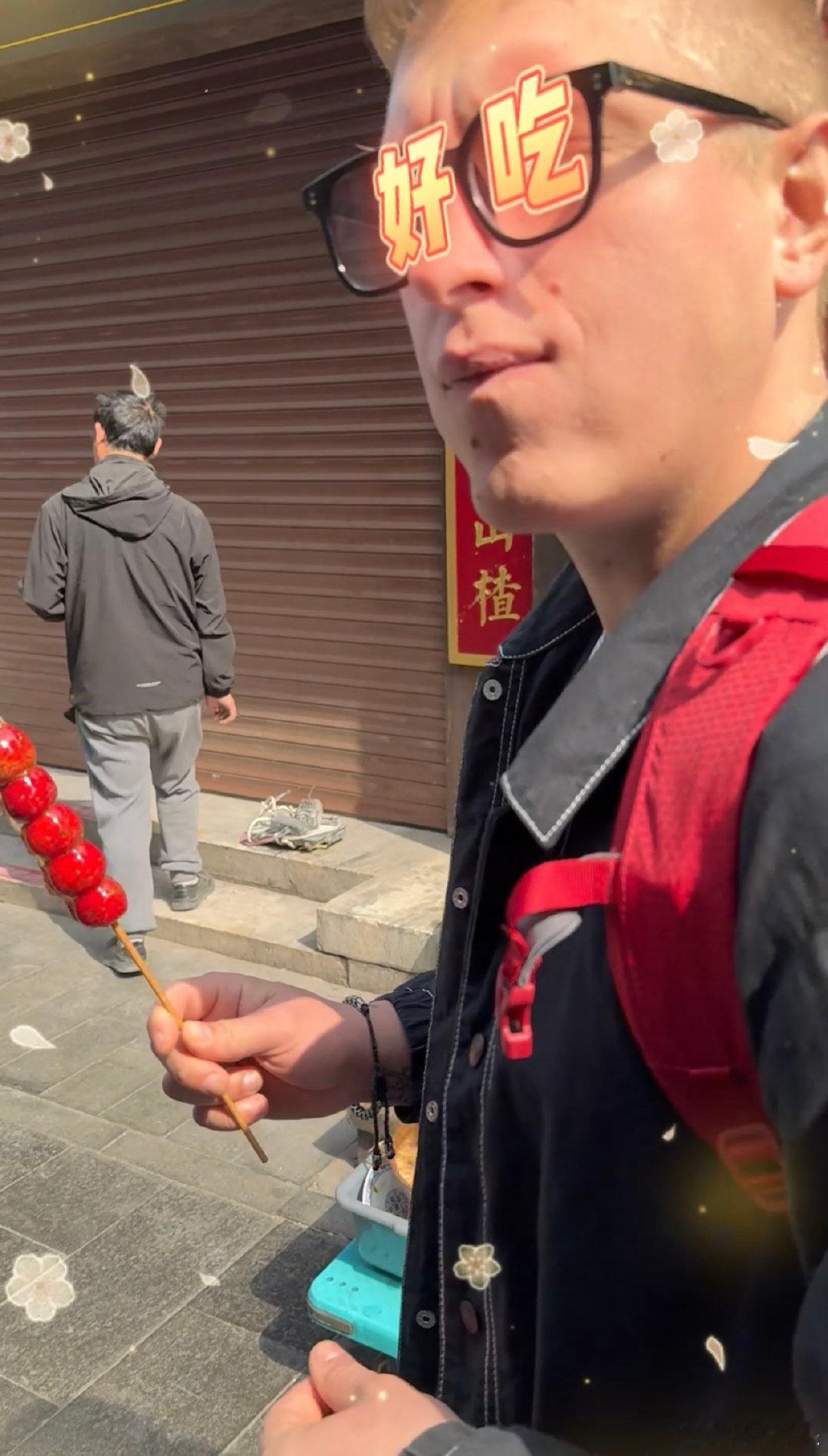 E人大爷大妈硬控俄罗斯小伙儿 俄罗斯小伙被北京大爷大妈教育 天呐！俄罗斯小伙在北