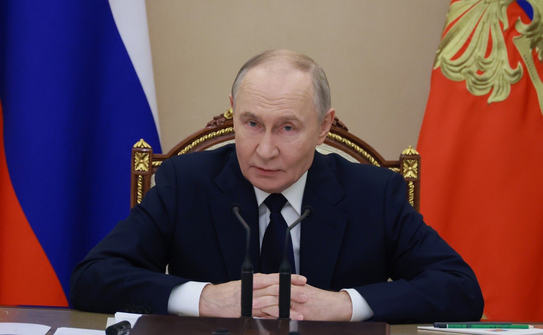 瓦洛佳小朋友  关于特别军事行动地区局势的会议最高统帅召开会议，听取了武装力量总