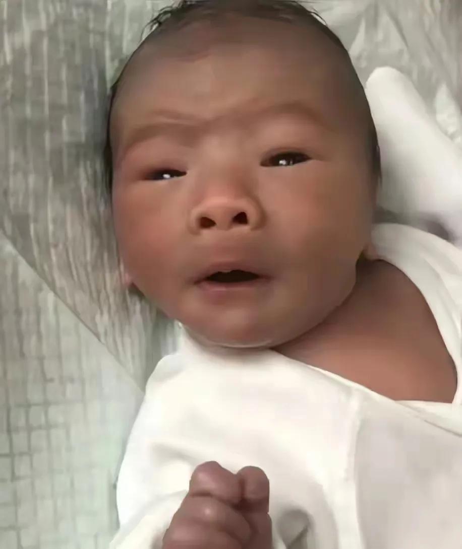 女子顺利产下一个健康的男婴。这个男孩的体重达到惊人的十一斤八两，足以看出他在母体