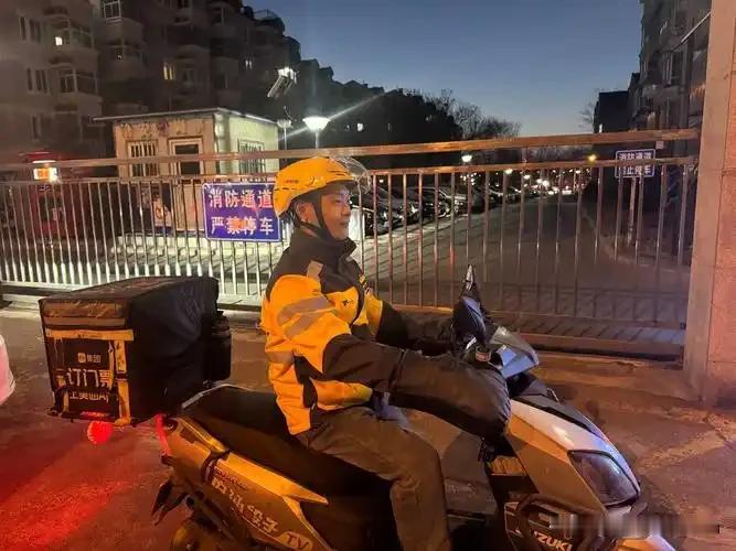 活不起了！深圳，一骑手连续两晚在小区门外大声控诉，原因是他送了一单96元的外卖，