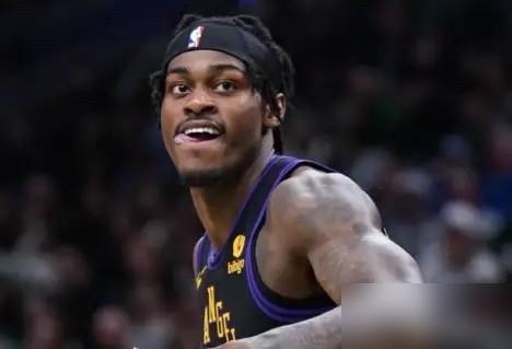 4800万先生沦为最贵板凳看客，这就尴尬了。湖人一波三连胜杀得天昏地暗，镜头扫过