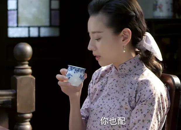《花开如梦》
娴一直看不惯老王，处处带刺的跟他说话，母亲看不过去就帮老王说话，她