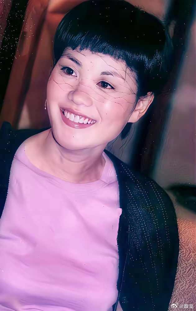 这是1997年5月，王菲生完童童后第一次出现在媒体面前，出席和百代公司的签约仪式