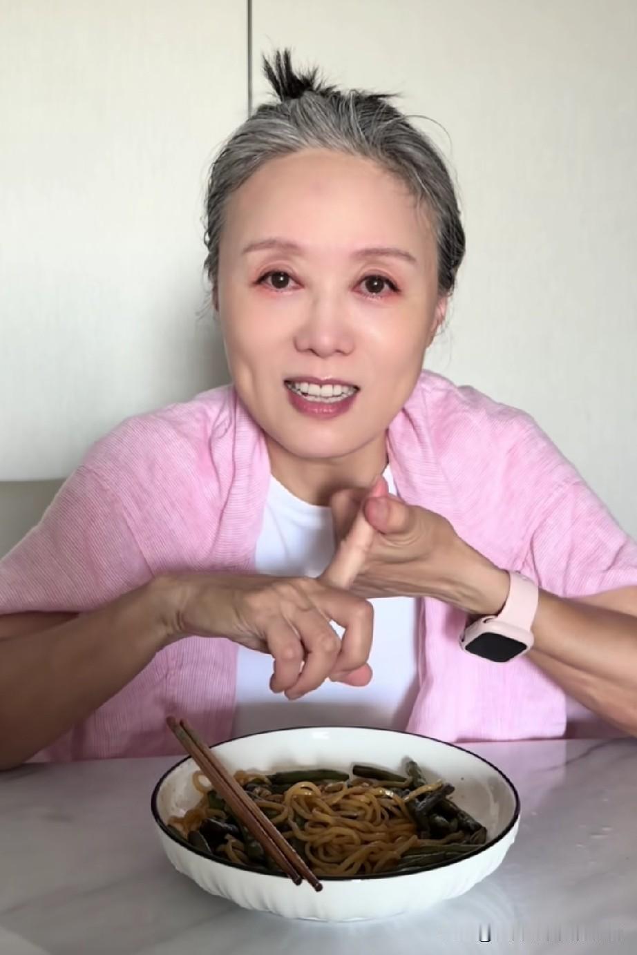 吴琼老师在社交平台发布视频，她红着眼圈吐露，自婆婆生病后，她或许再也吃不上婆婆做