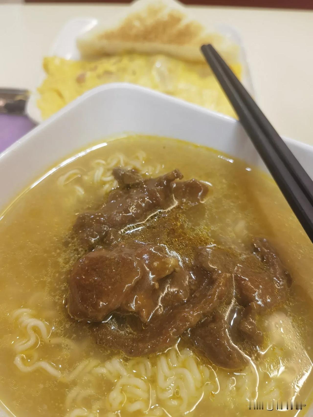 香港很多店铺都可以使用微信或者支付宝支付了，但不是全部。
傍晚十分，为了安抚咕咕