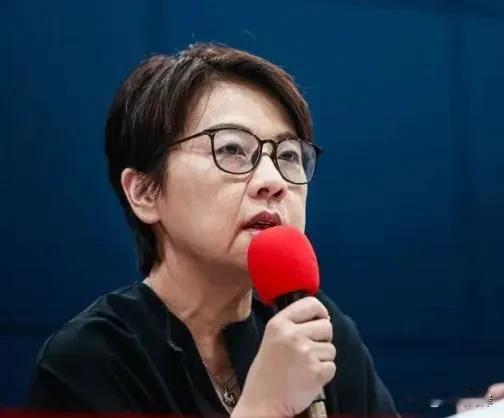 柯文哲未倒下，黄珊珊现在倒下了。
民众党陷政治献金申报不实风暴，民众党昨天中午举