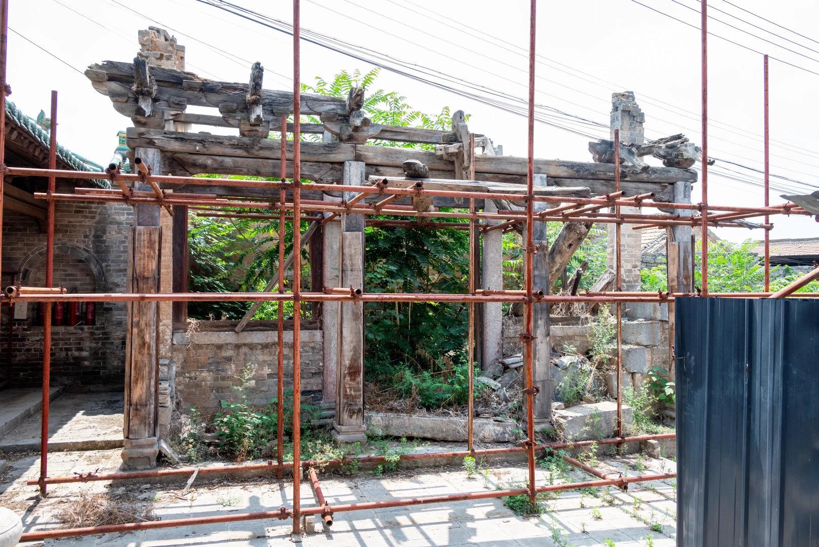 谁懂啊！东侧配殿修缮居然烂成‘废墟现场’——雕梁画栋还在，木构却破成筛子，脚手架