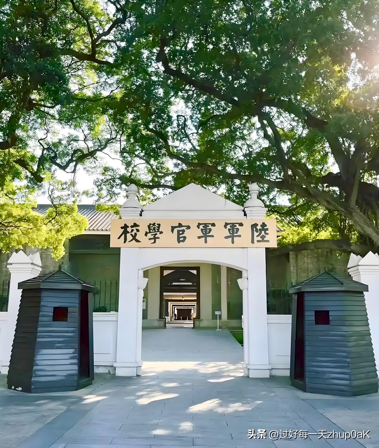 当年的黄埔军校容易考吗？
应该说，当年报考黄埔军校很难，不仅在年龄、学历、政治表