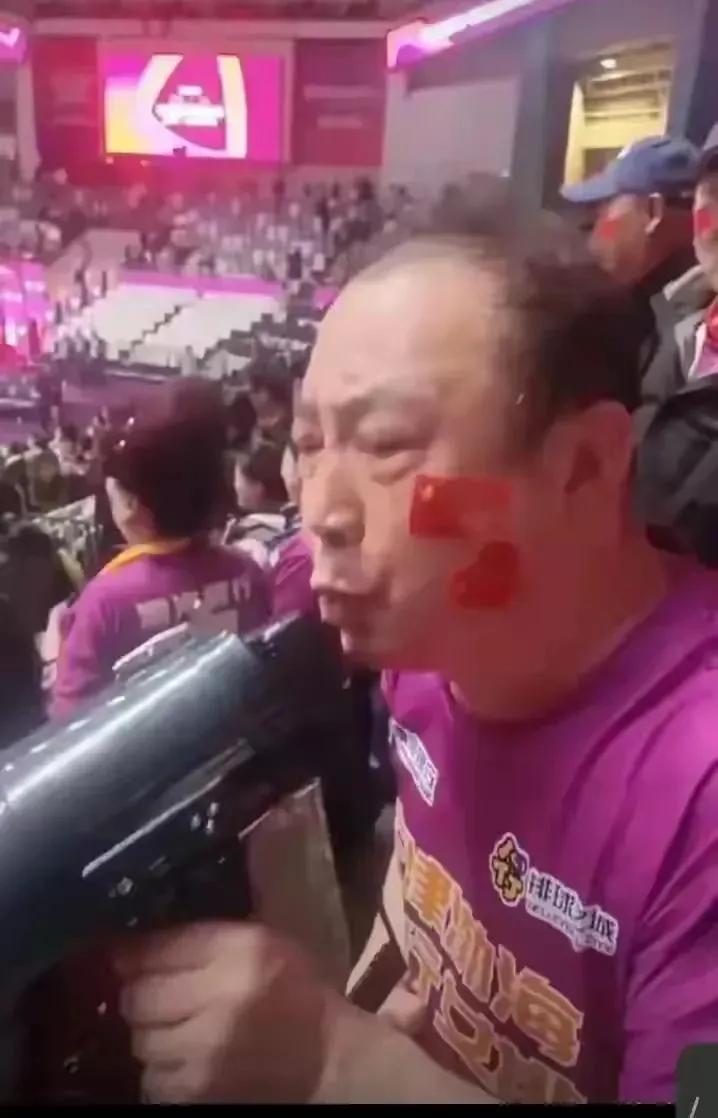 这个紫人在干嘛