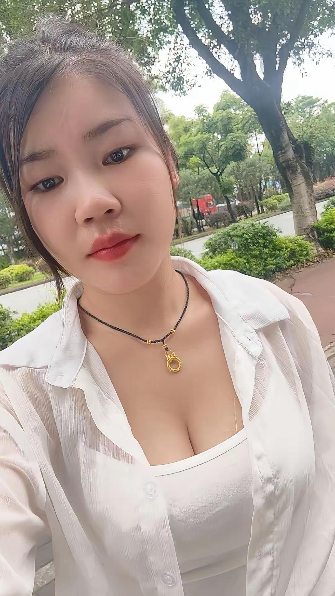 有的女孩天生就是美人胚子，即便不化妆，穿普通的衣服也依然漂亮迷人！而有的女人出门