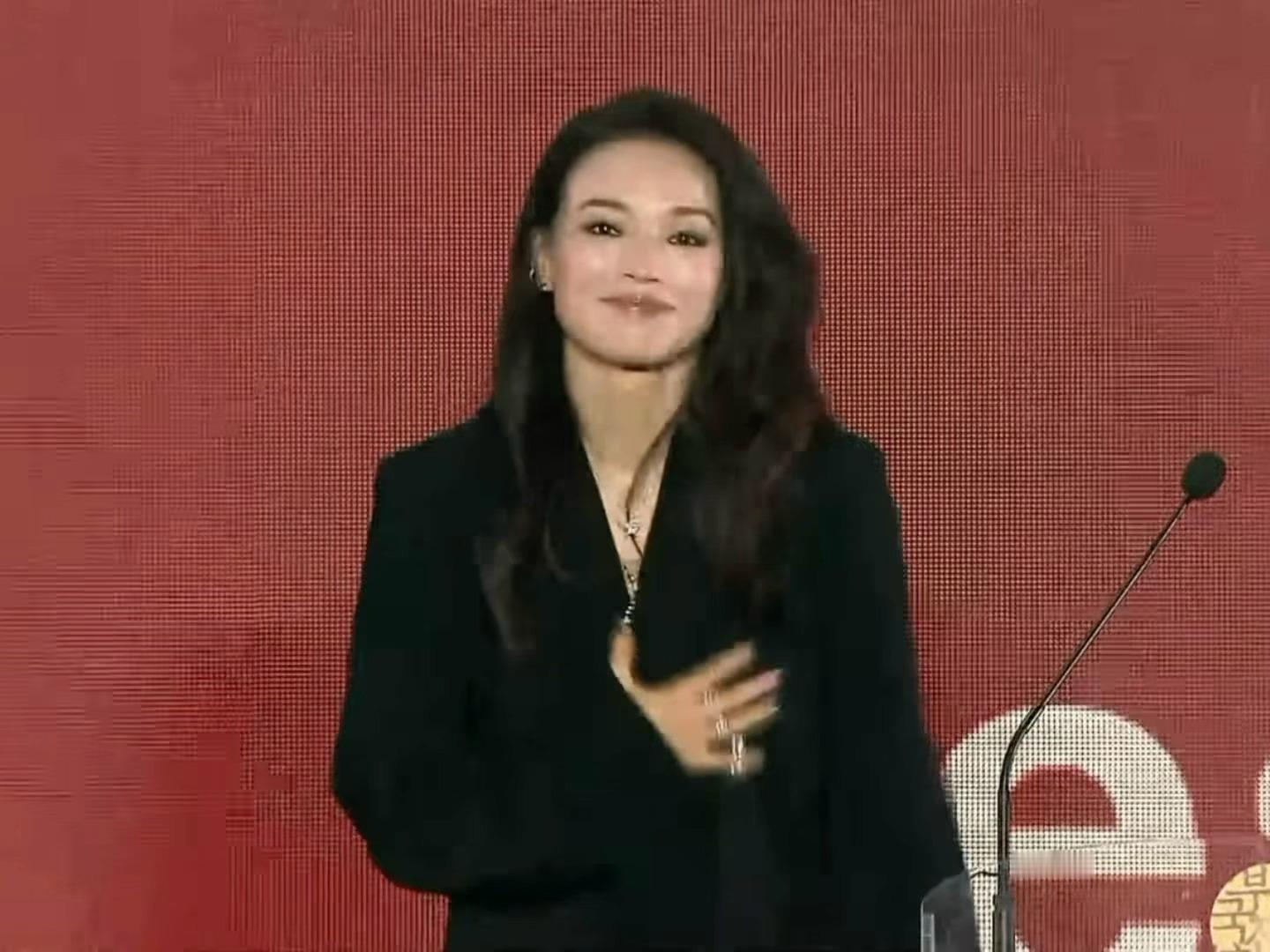 这个舒淇又会演又会导又那么美…….舒淇唯一缺点可能就是不是我妈了[捂嘴哭]舒淇釜