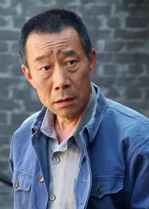 内地一众老戏骨中，演技最好的肯定是李雪健，毫无争议。那一代的老戏骨有个特点，很多