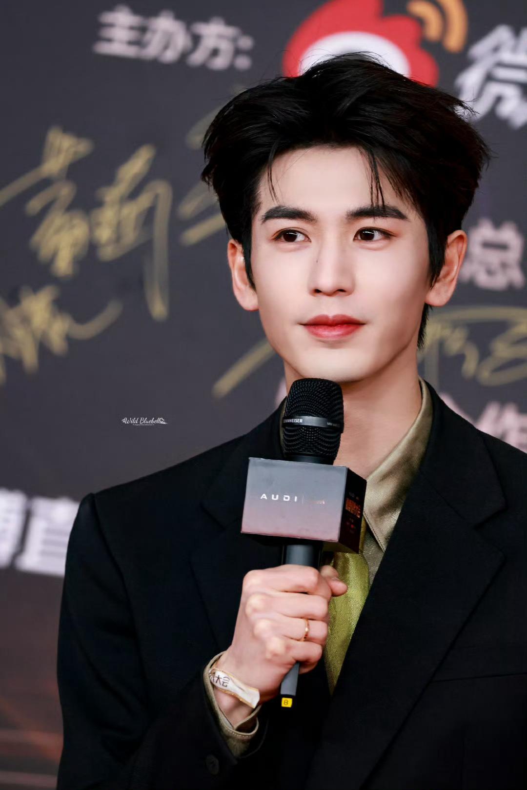 张凌赫 daddy级别这个张凌赫就这么帅翻红毯[哈哈]微博视界大会张凌赫[超话]