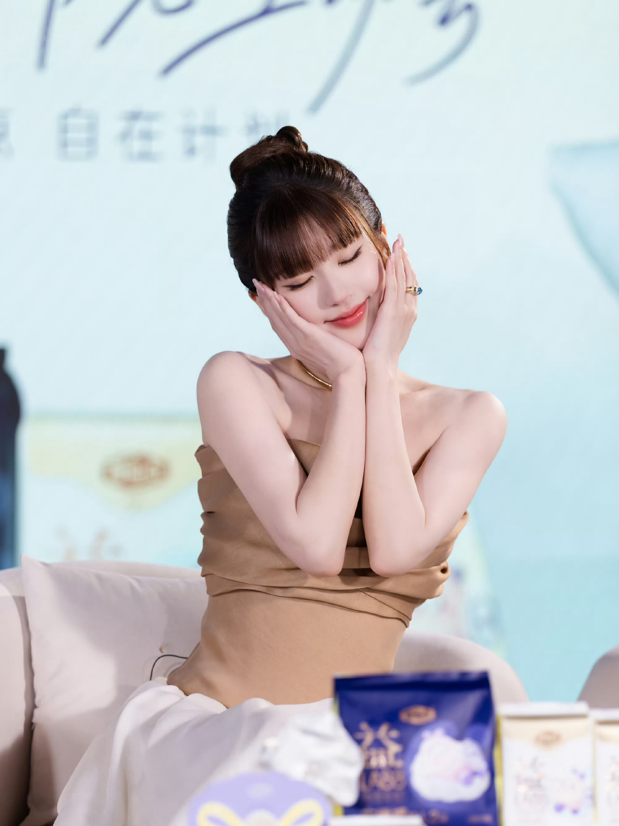 赵露思亮相自由点品牌直播造型图集，身穿Christophe Josse 2022