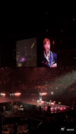 李宇春有求必应 李宇春就是粉丝的温暖港湾！粉丝想听《沐月光》，她嘴上假装叛逆，却