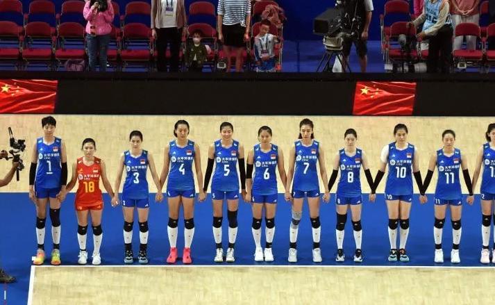 奏国歌不张嘴，输球后却和对手勾肩搭背合影。2026女排亚锦赛上，中国香港队的操作
