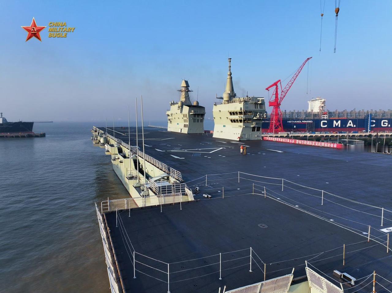 四川舰的飞机起降器真是非常的大！

大家有看过直升机航母上还带电磁弹射装置的两栖