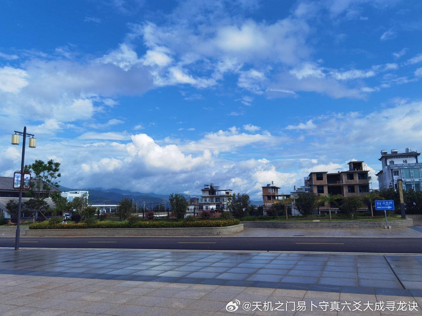 年轻情侣闲暇时一同自学八字，网络碎片化命理内容只强调夫妻宫相冲、伤官克夫等负面说