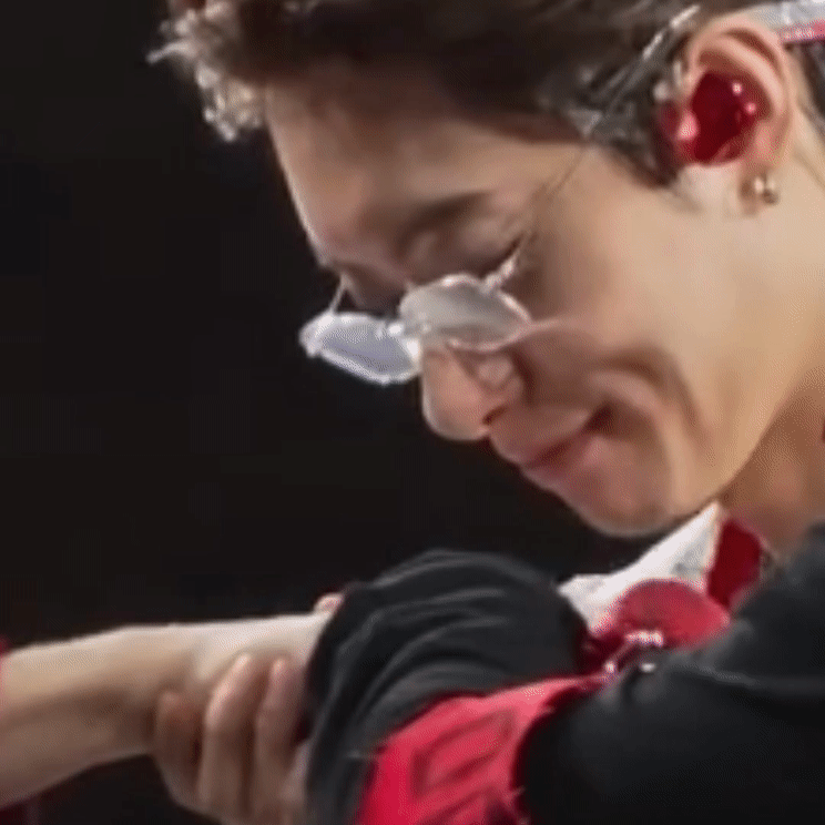 看到有人一直在争他到底亲的谁的手 没有 他只是擦了个嘴 ​​​