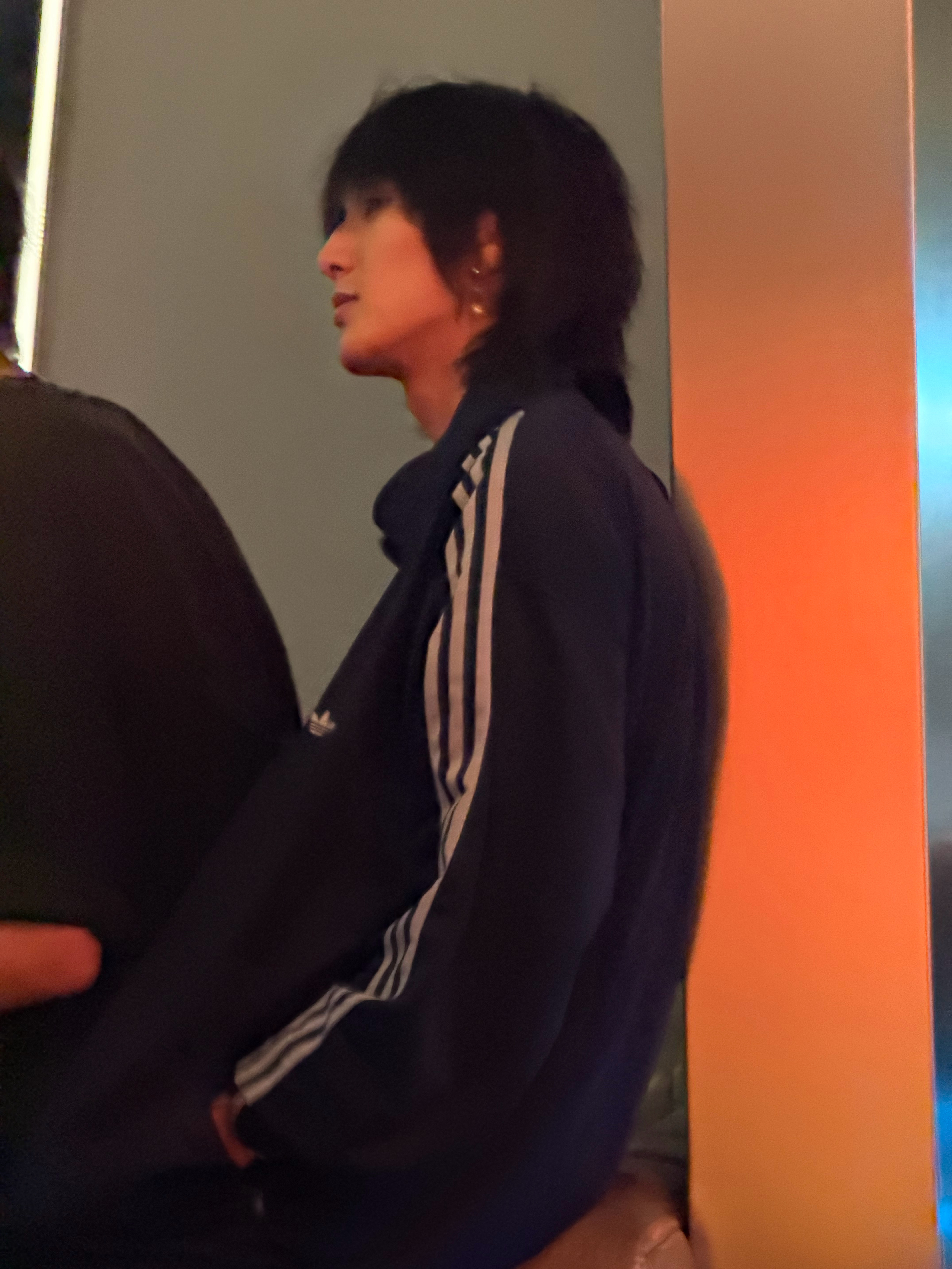 我趣，酒吧遇到一个完全是我的菜，非常消瘦中长发带长耳饰美甲纹身个子高这么多年就是