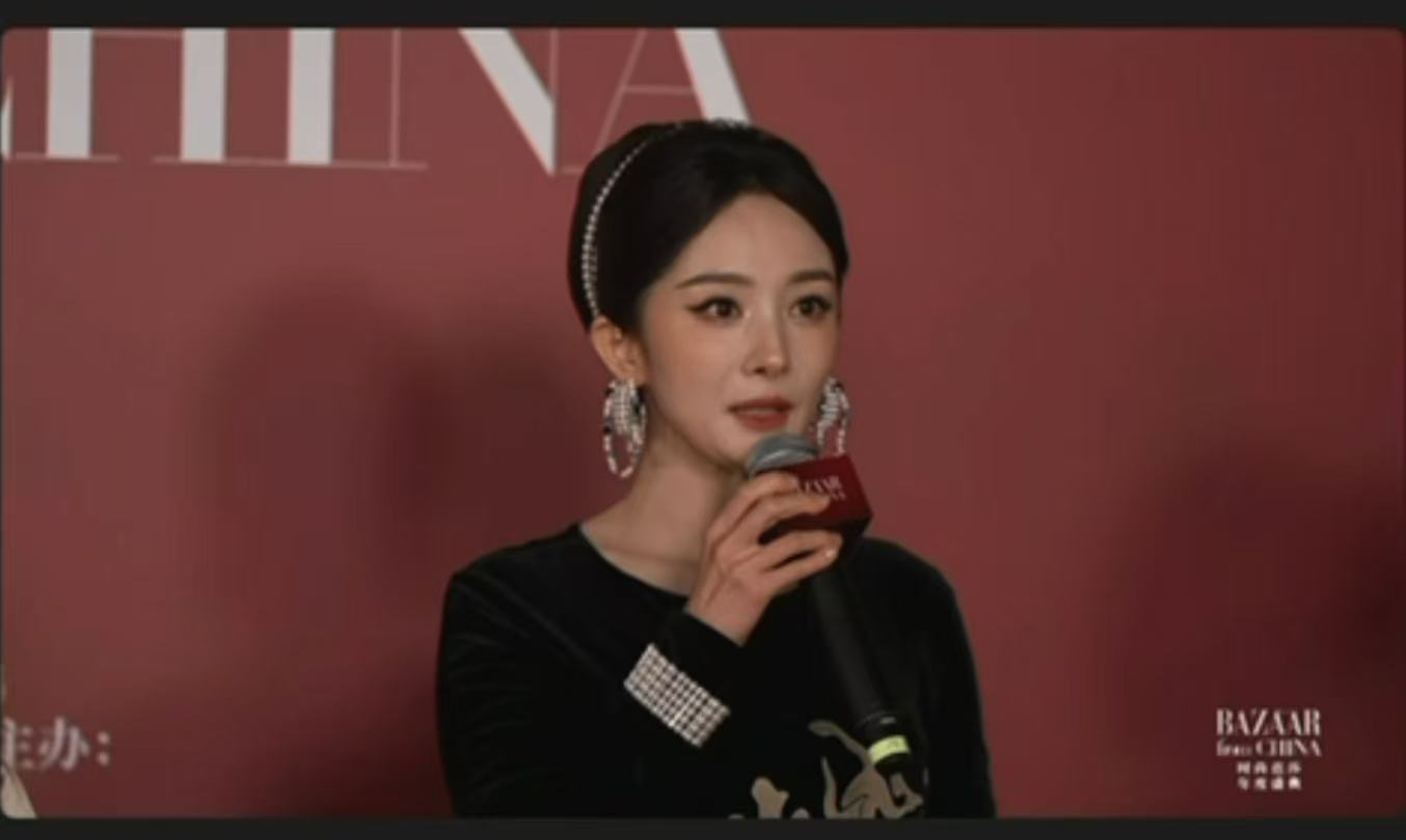 杨幂压轴芭莎红毯，从容走出来的那一刻，全场都安静了。一句"见到大家就是最好的风景
