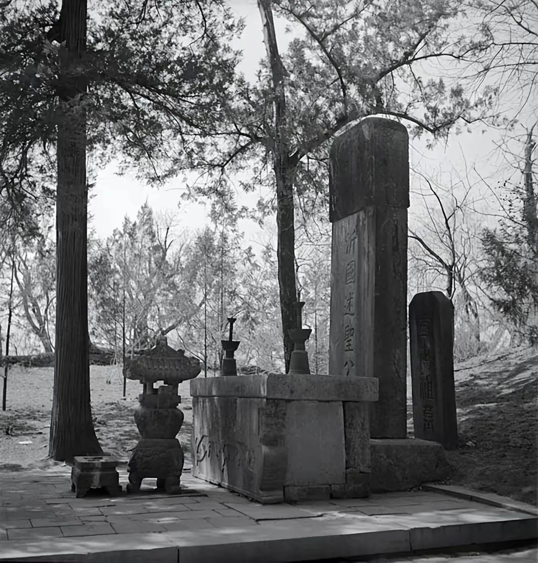 1936年，同济大学学生金经昌用相机定格了曲阜孔庙未遭破坏前的模样。
 
那时，