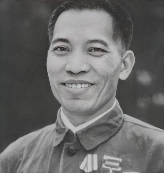 1979年，我军攻打越军炮台受阻，打了100多发炮弹，都攻不破，这时，一个运煤工