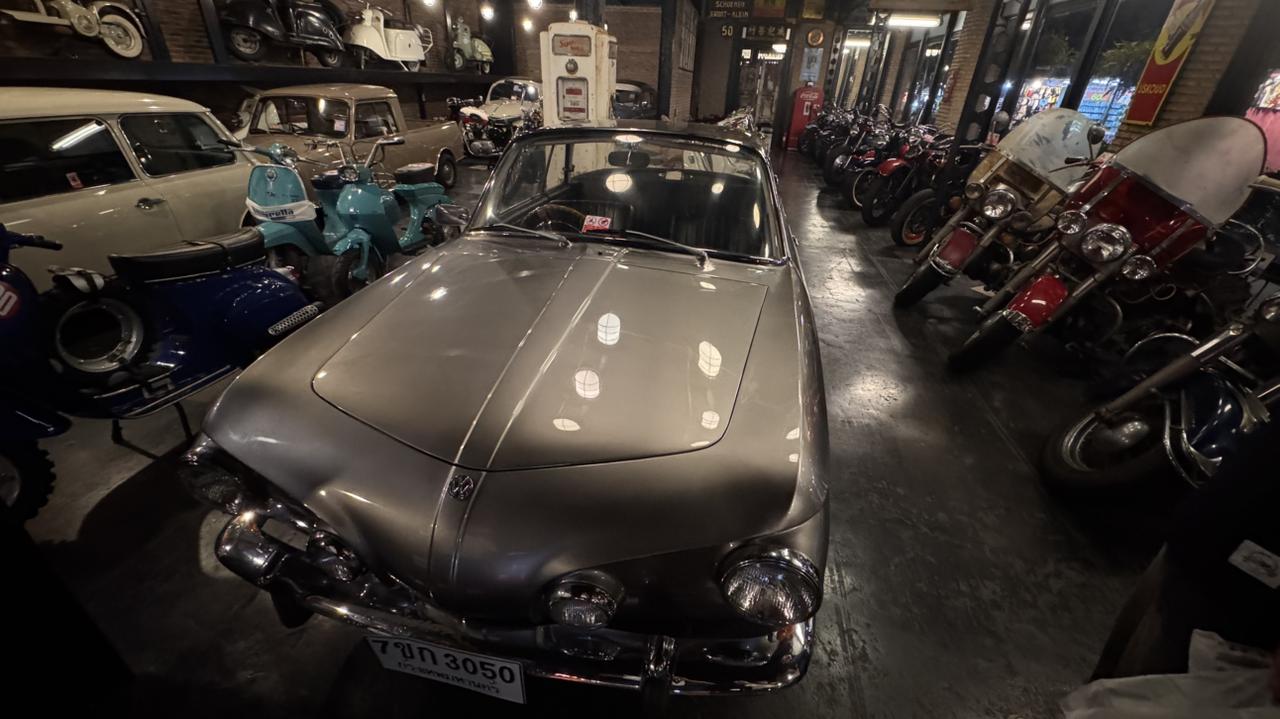 真古董店…
这些老家伙的年纪
超越了我的生活轨迹…
但细细品，每一辆都很有感觉