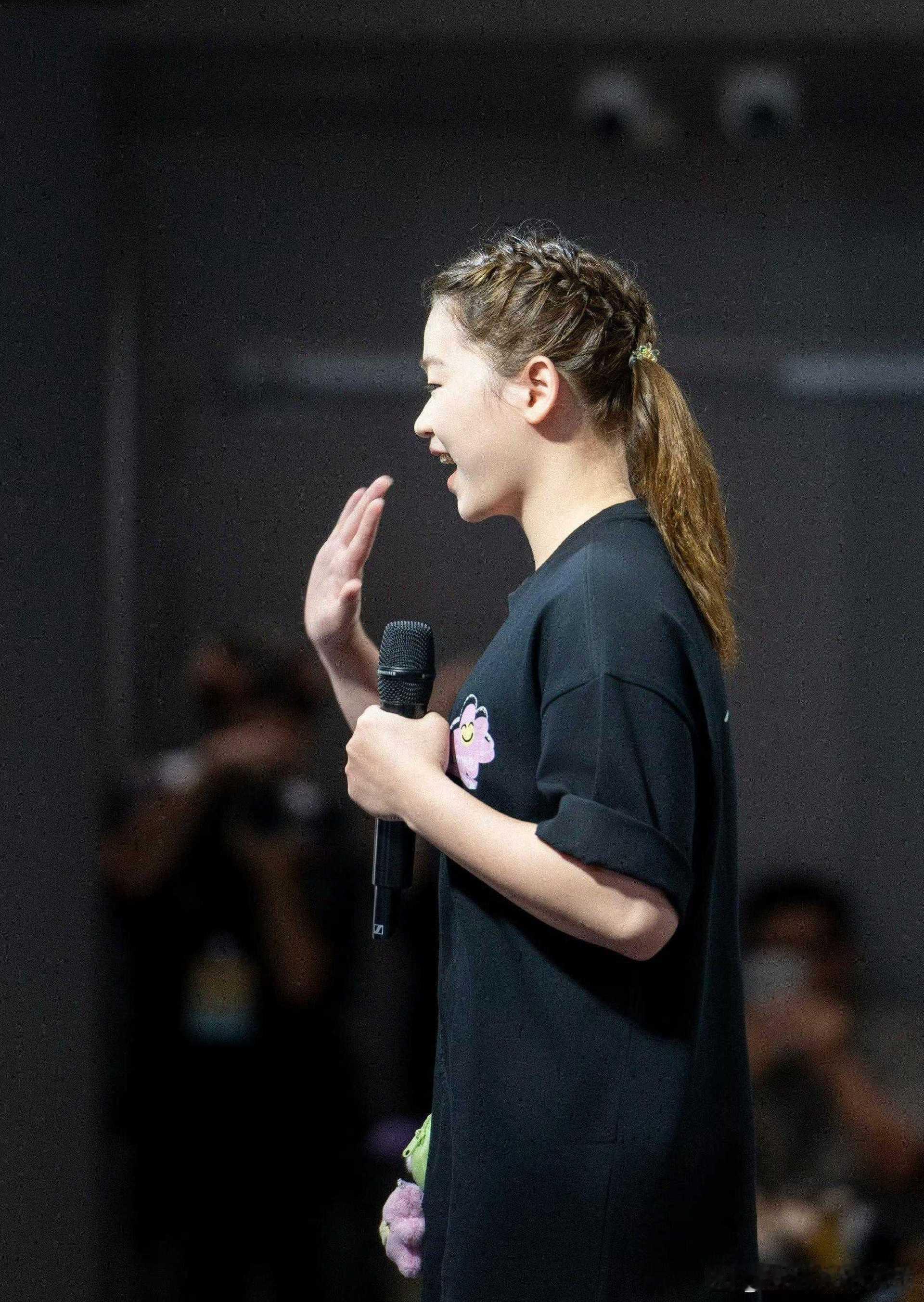 全红婵在西子湖畔参加活动新造型太漂亮了最近，奥运冠军全红婵以一头“拳击辫”造型惊