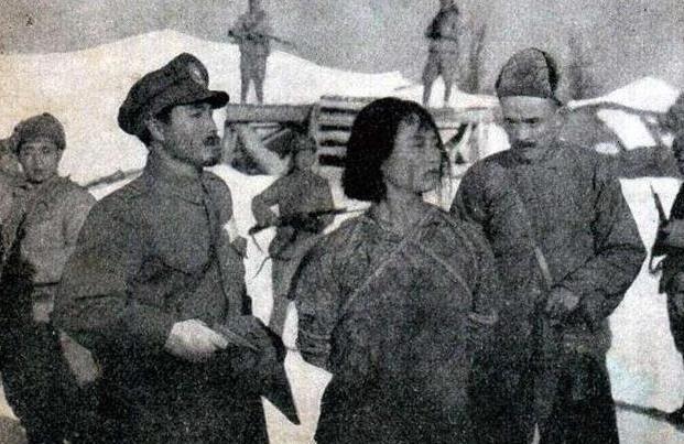 1933年，一名被俘的女革命战士，遭受了敌人的轮番折磨之后，一名军官竟然凑上来恬
