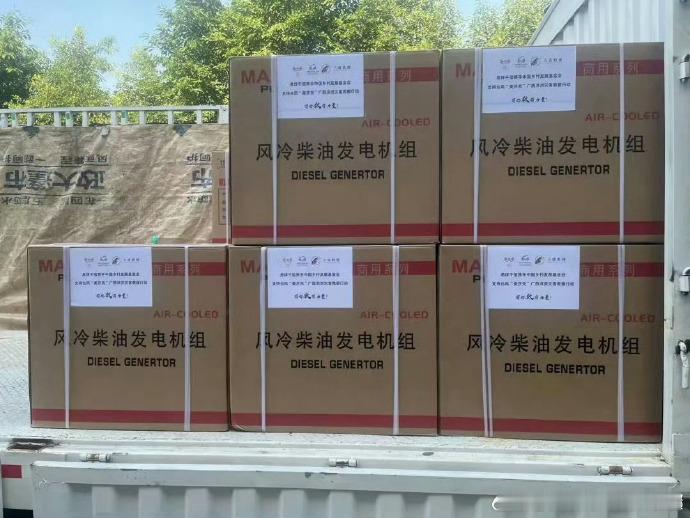 易烊千玺捐挖掘机驰援广西 易烊千玺不仅向广西灾区捐款，还捐了发电机、挖掘机，我们