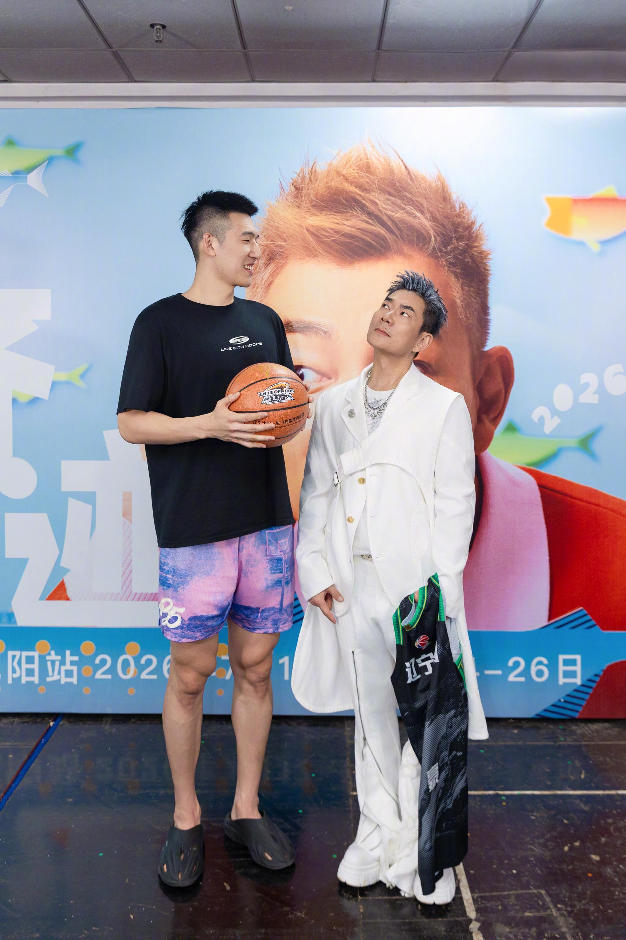 辽宁男篮付豪 大付去任贤齐演唱会，给任贤齐乐够呛。辽篮又多了一个球迷！！！！CB