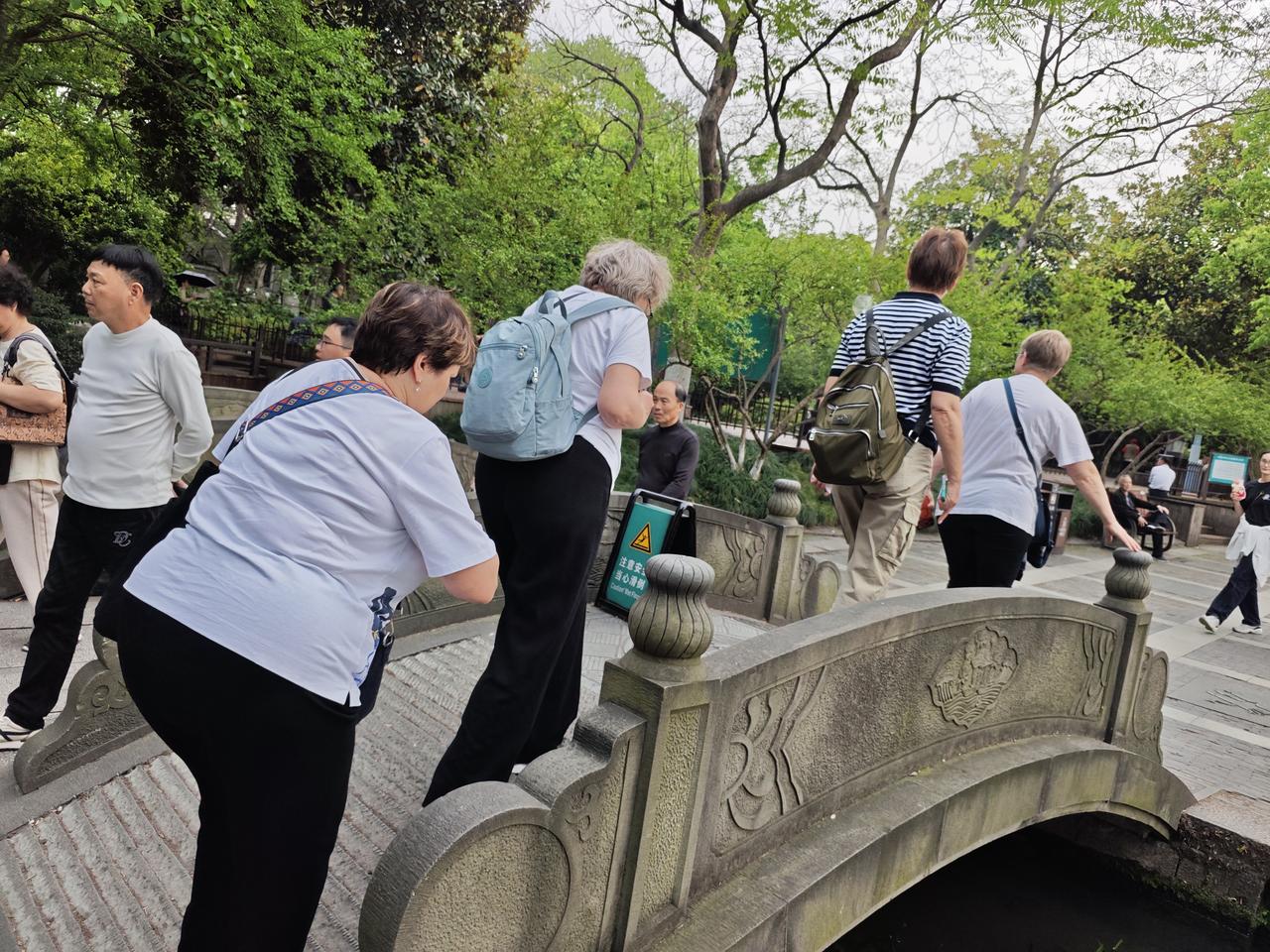 杭州西湖双休日热闹气氛拉满，到处都是热气腾腾的生活景象，有一家三口穿汉服一起游玩