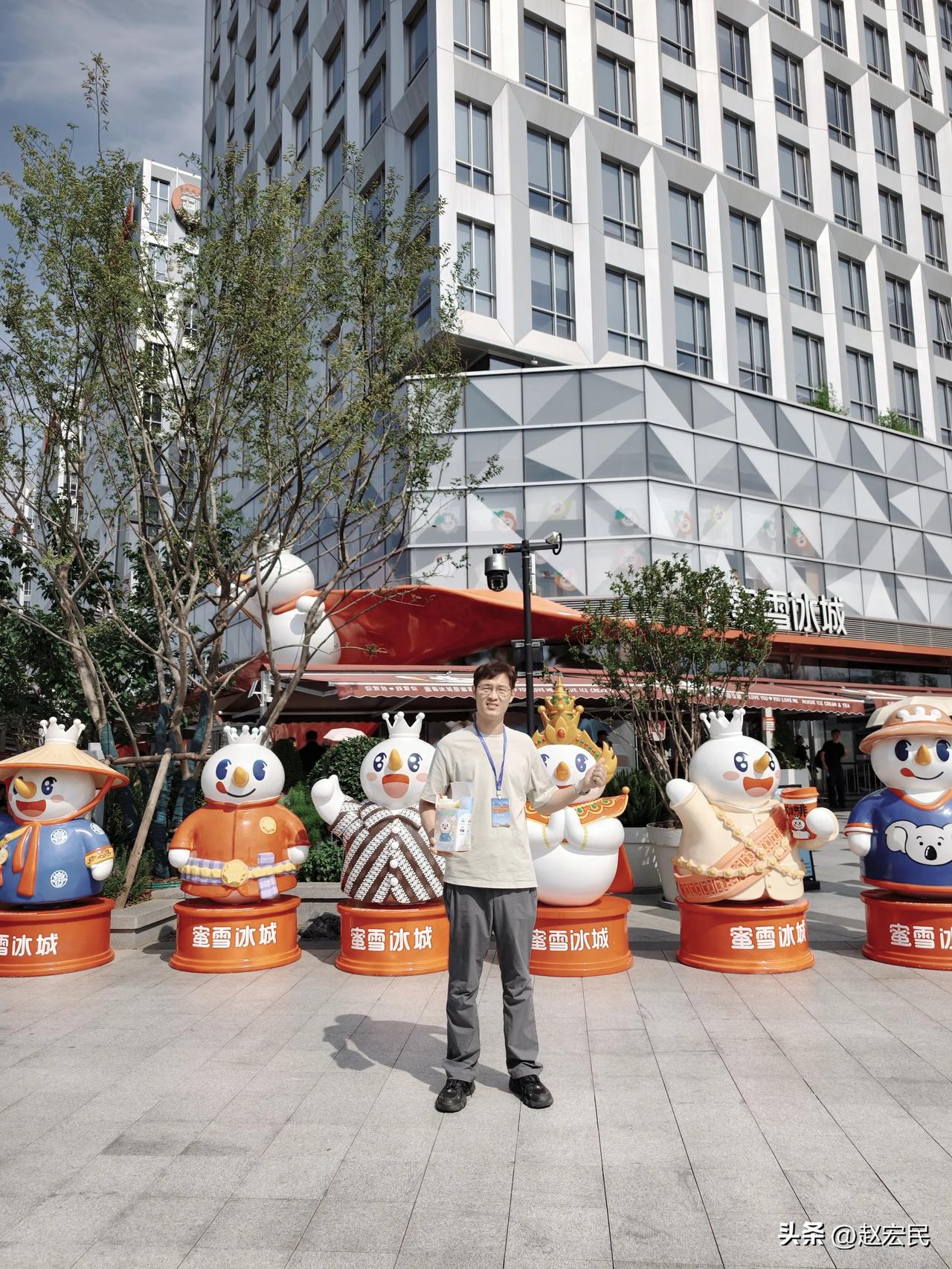今天宏民深度参观走访了郑州蜜雪冰城全球总部，作为全球门店数量第一的现制饮品企业，