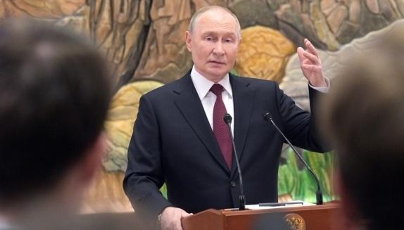 【普京回应美俄代表私密通话泄露：窃听是犯罪，美国内部有分歧】美国强推的28点和平