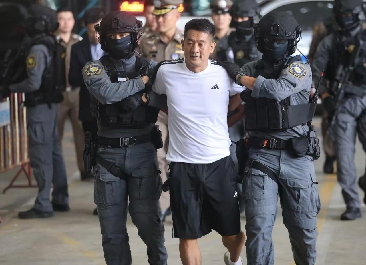 11月12日当地时间12时45分，泰国警方将邵东人佘智江押送至曼谷素万那普机场，