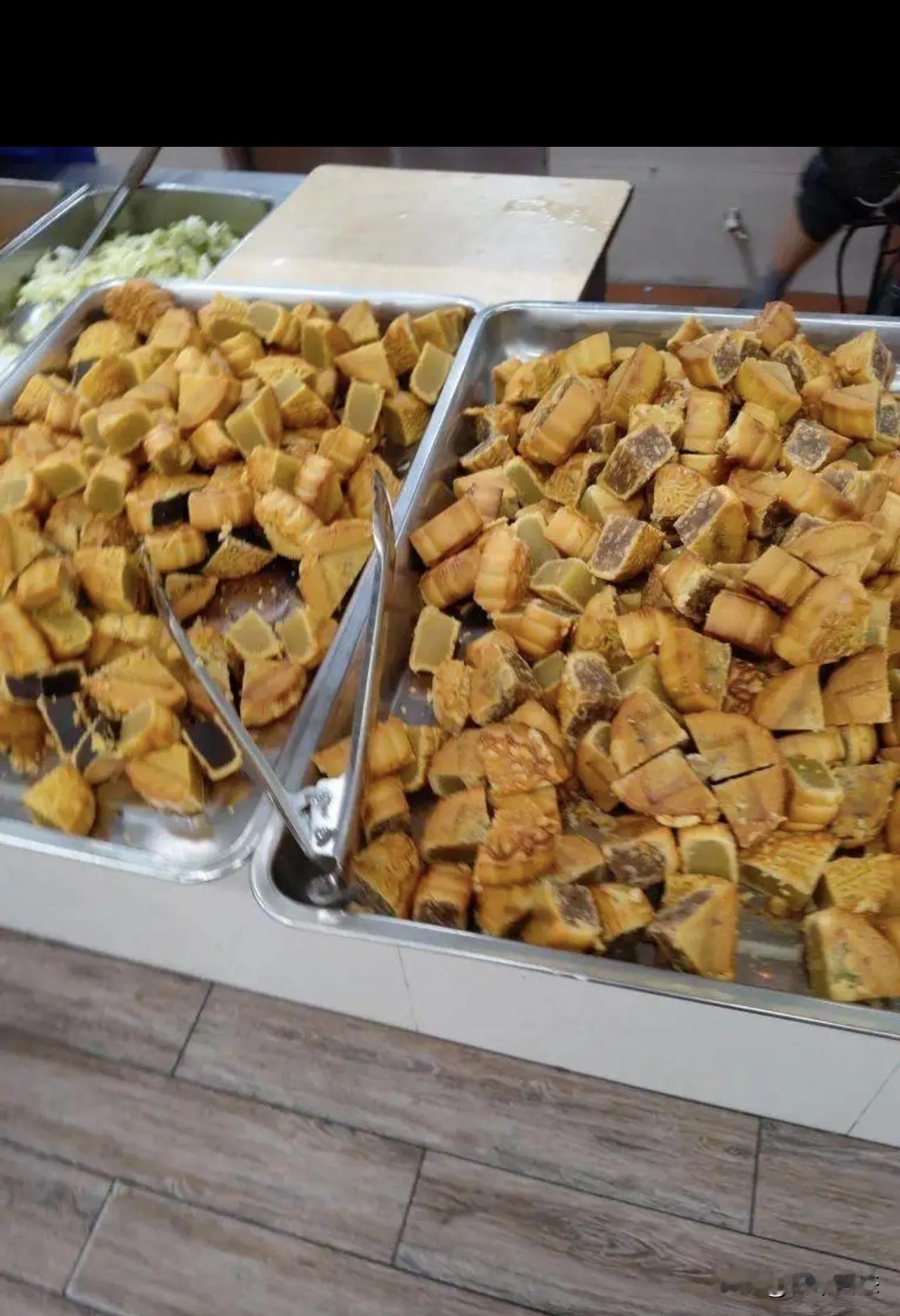 怎么会有这么抠的公司，不给我们发月饼，中午去饭堂吃饭时看到切成这样一小块的，这让