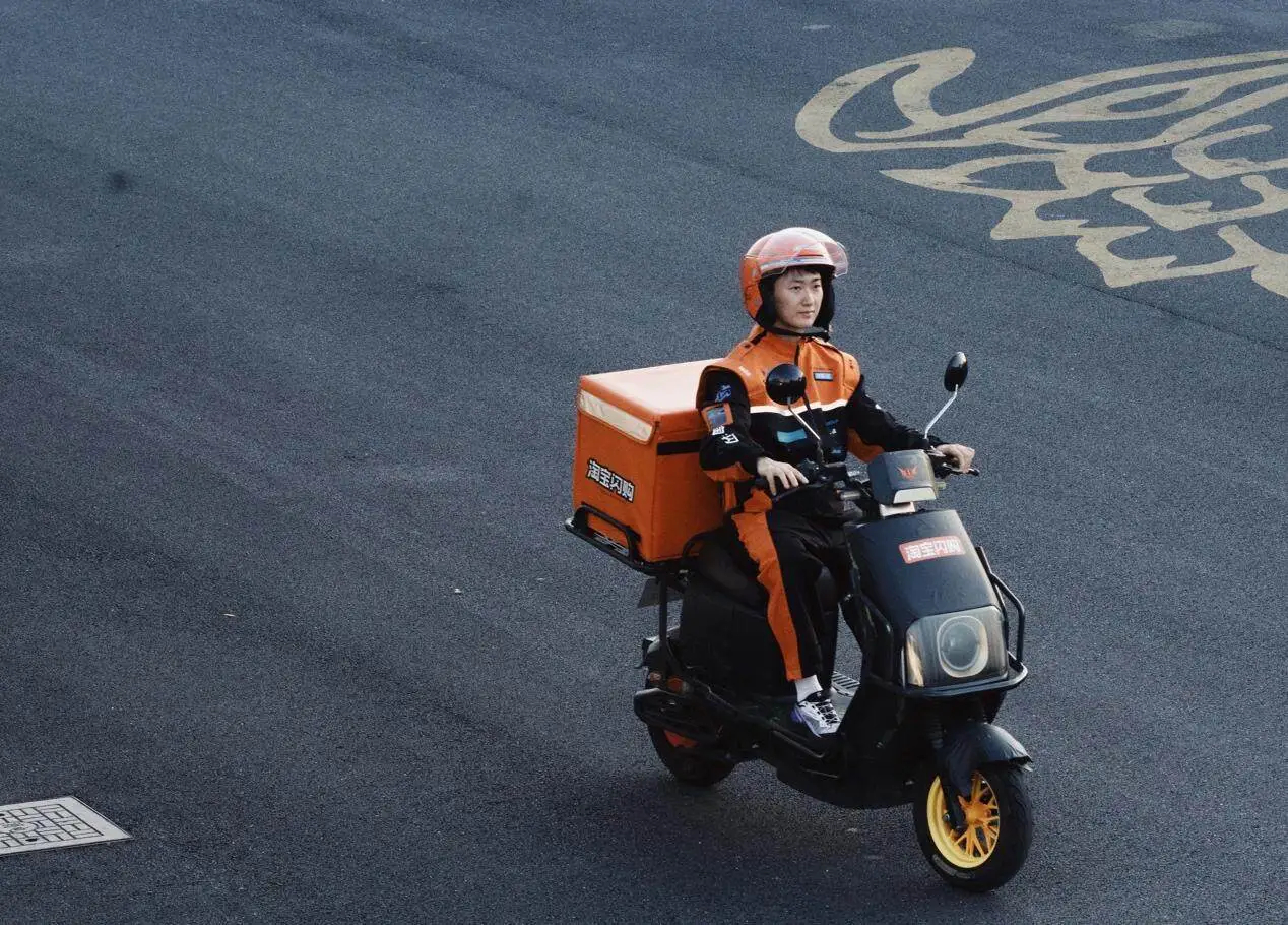 饿了么骑手已更换橙黑新工服现在已经看到不少骑手穿这身工服了，这配色，这全身log